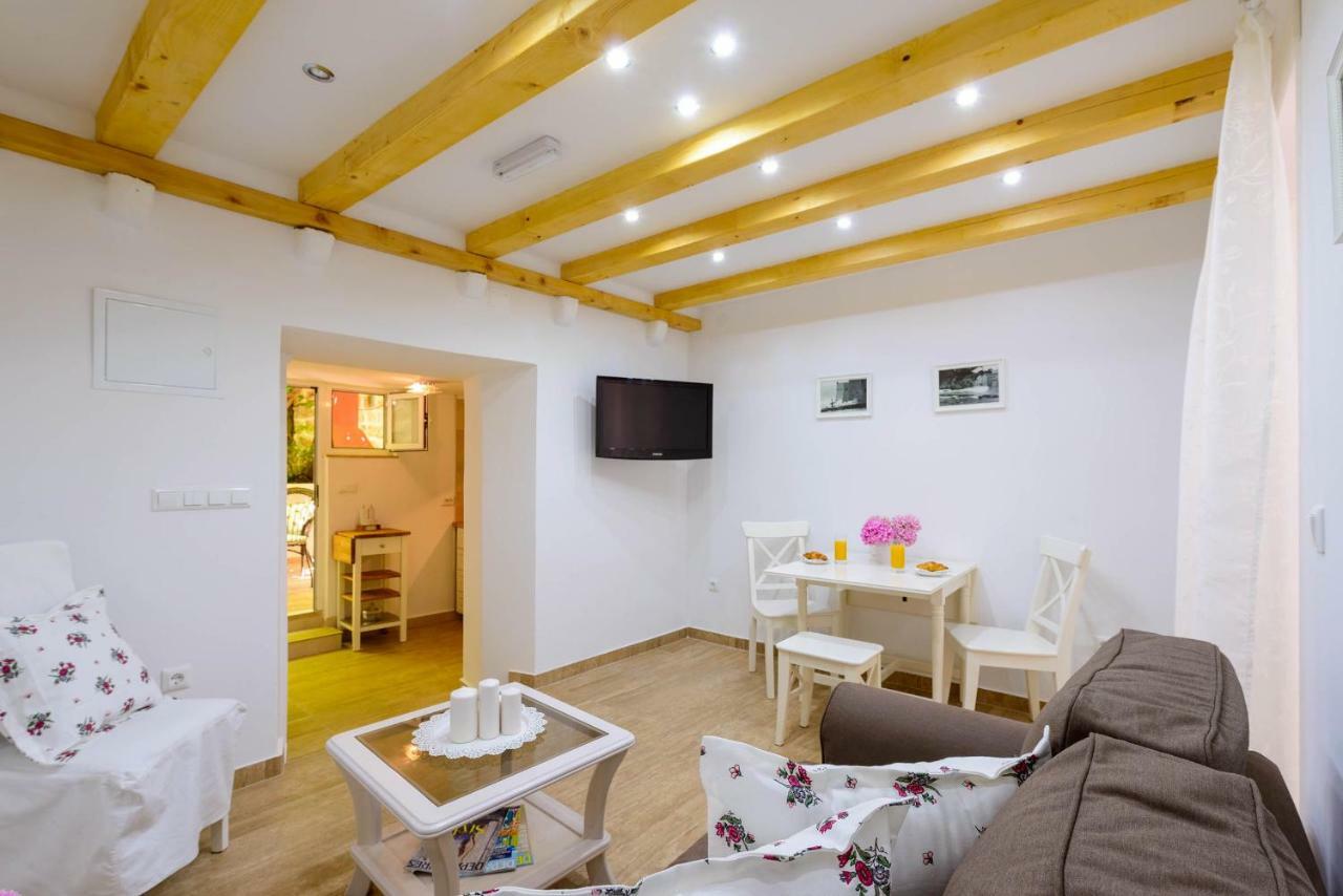 Leona Apartman *
